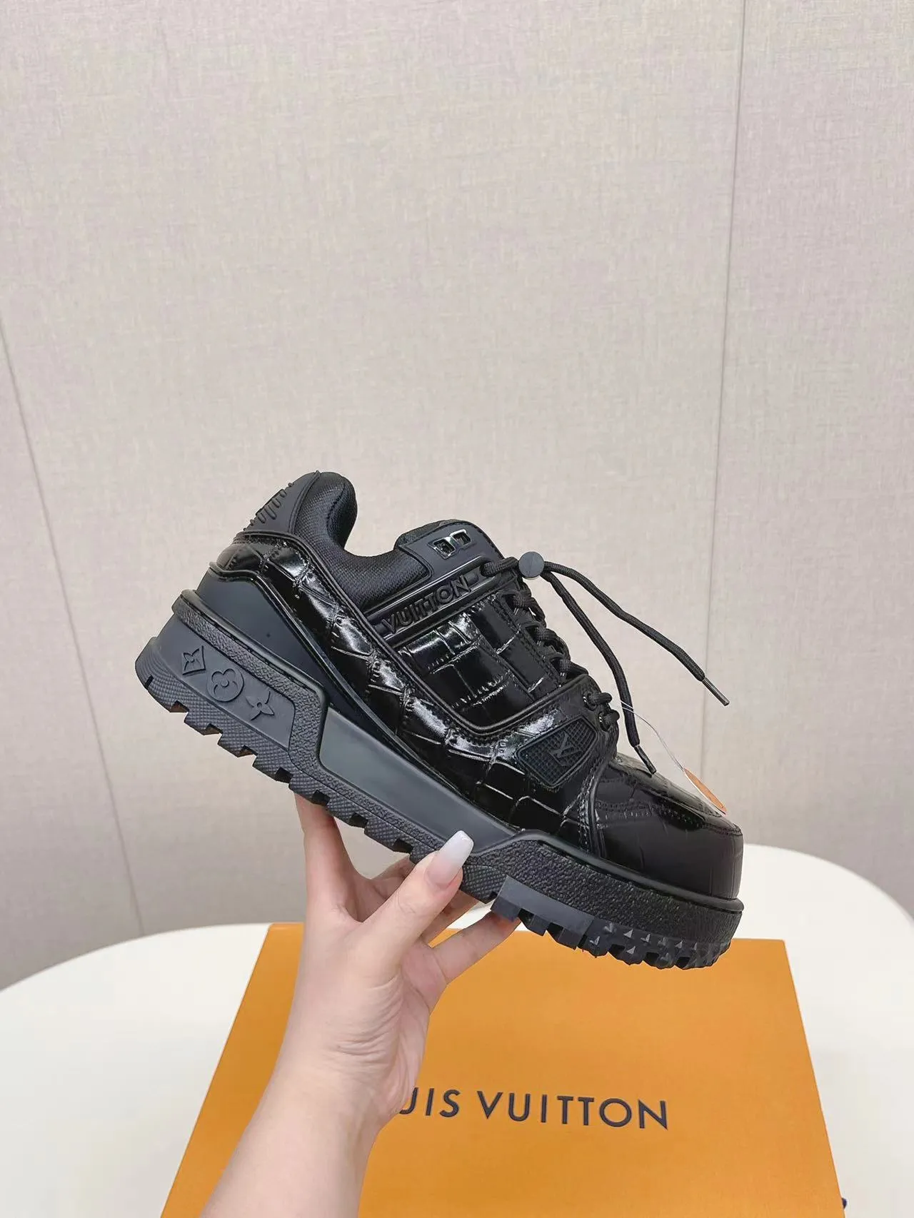 👟👟Ex-factory price 800👟👟 LV casual sneakers, new colors for early spring 2024, amplify the attention of the classic LV Trainer sneakers, and are an extension of inspiration from the 2023 spring and summer men's fashion show. Rubber L.v logos adorn the tongue, sides and back of the shoe. This pair of cute fat version of Trainer has attracted much attention. The three-dimensional and full shoe body is full of childlike fun while being trendy and cool! Size: 38-45